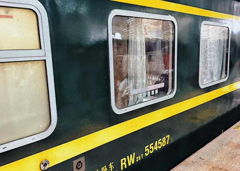 Side windows of high-speed trains, subways, and locomotives