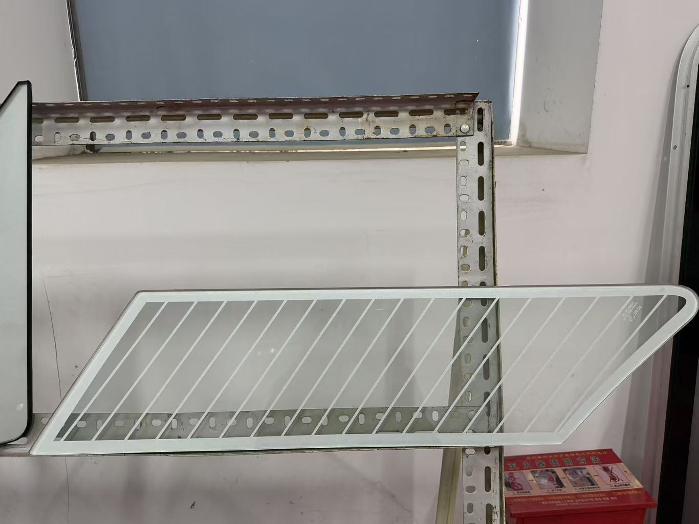 Empowering green transportation, Ming dun special glass helps new energy vehicles and solar energy industry.